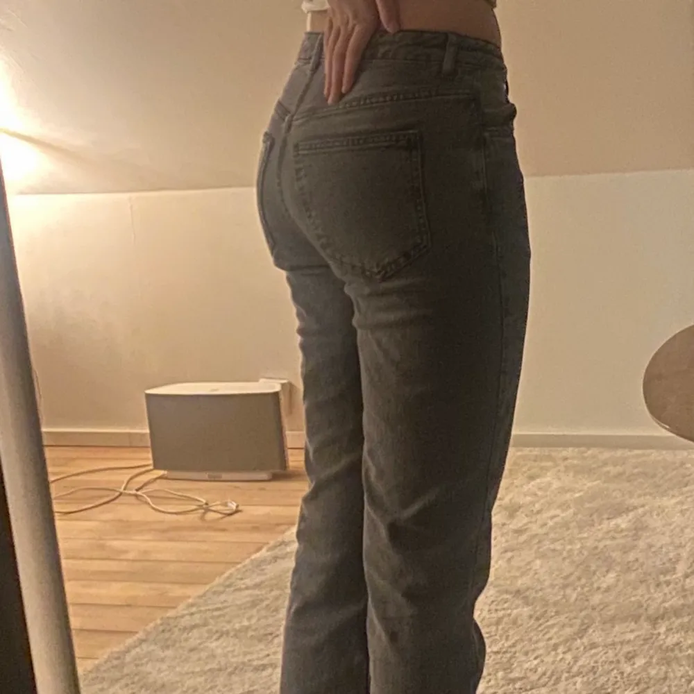 Säljer dessa magiska magiska gråa bootcut jeans eftersom jag idag köpte ett par andra typ exaktlikadana❤️. Jeans & Byxor.