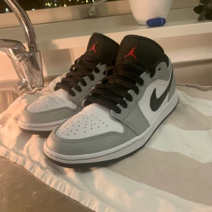 Jordan 1 low smokey grey - Säljer ett par Jordan 1 low smokey grey i storlek 43. De är använda men i fint skick, 8/10. Kvitto och box finns. Köpta från soldout.se
