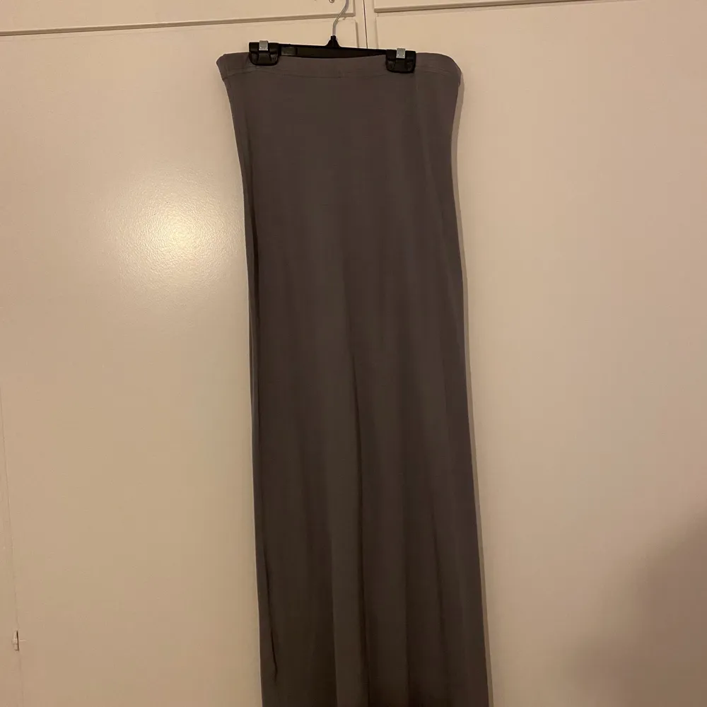 En tight mörk grå kjol från indiska. Är i storlek M men skulle även passa för er som bär S då den sitter ganska tight. . Kjolar.