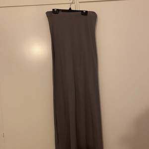 En tight mörk grå kjol från indiska. Är i storlek M men skulle även passa för er som bär S då den sitter ganska tight. 