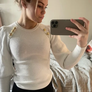 Stickad tröja med guld, 50 kr! - Vit tröja med lite puffärm och gulddetaljer från Zara. Storlek XS. Använd en gång