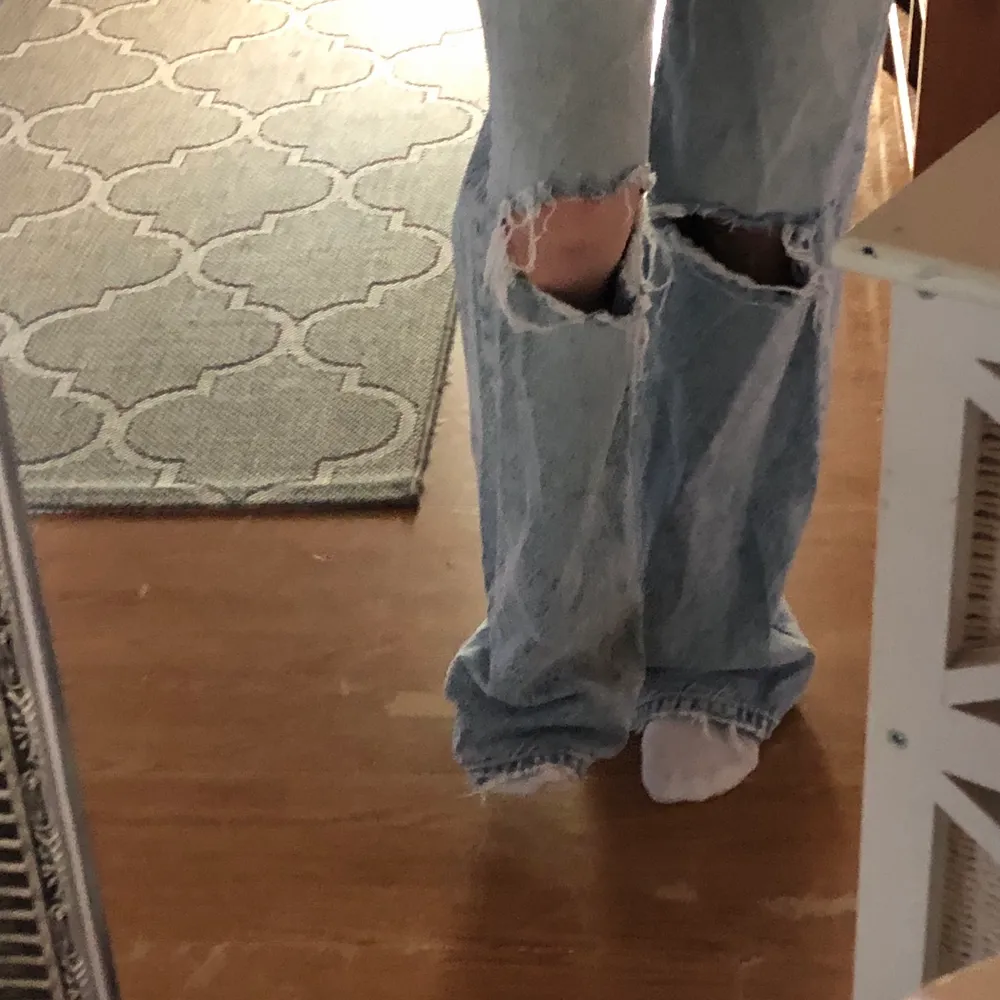 Säljer mina blåa Gina jeans då dem är för långa. Lite slitna längst ner men de går att antingen klippa eller styla. Storlek 34. Ordinarie pris: 500 kr. Jeans & Byxor.