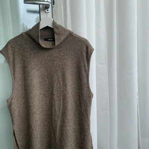 Stickad väst Bik Bok stl.XL - Säljer denna fina väst från Bik bok för att den inte längre passar. Använd ett fåtal gånger. Så 