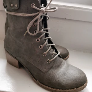 Rieker stövletter Stl 40 - Skinn. Använd fåtal ggr, Pyttelite slit på klacken. 