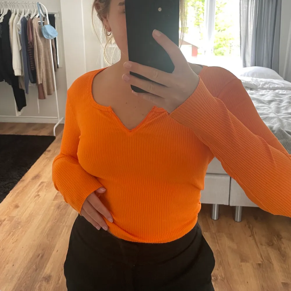 Snygg orange långärmad tröja ifrån Gina Tricot 🤤 perfekt till neontemat eller till festen i sommar!! Köparen står för frakt.. Toppar.