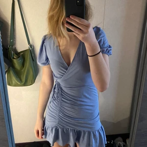 Klänning  - Superfin klänning, köpt på gina förra året, säljer även i svart!