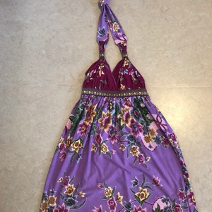 Blommig klänning  - Super söt klänning som jag gillar mycket men sitter inte så bra på mig runt brösten ( passar nån som har lite större bröst än mig, kanske c,d). Klänning är ganska kort så är man längre än 170 så är det nåt att tänka på, jag är 155 och det är perfekt längd