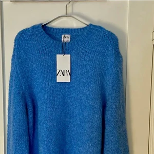 Tröja - Super snygg blå stickad tröja ifrån Zara💙 knappt andvänd (lånad första bild) 