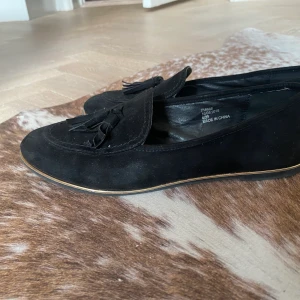 Svarta ballerina skor  - Svarta ballerinaskor från River Island i  mocka. Knappt  använda. 