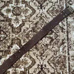 Mörk brunt bälte med hål i har använts några gånger är ganska liten, den är 90,5cm lång