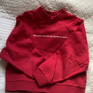 Les coyotes de Paris tröja - En super cool röd tröja med les coyotes de Paris text på! Den är lätt att styla och är i ett bra skick som är kör för 1200kr för ungefär 1 år sedan, den är i storlek 12 år!