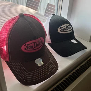 Två as balla von dutch kepsar!!  - Nästan oanvända von dutch kepsar, nypris 350kr styck Säljer båda för 200kr styck Båda två för 350😚