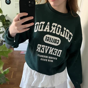 Sweatshirt från hm! - Säljer min fina sweatshirt från H&M som tyvärr är lite liten för mig💖 Storlek XS, 80kr+ frakt 