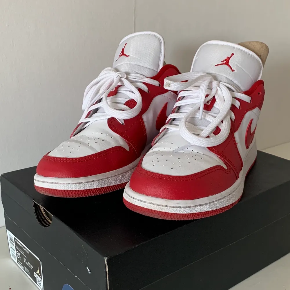 Säljer mina Jordan 1 lows❤️ dom är i färgen gym red och condition 9/10. Bara använts ett par gånger. . Skor.