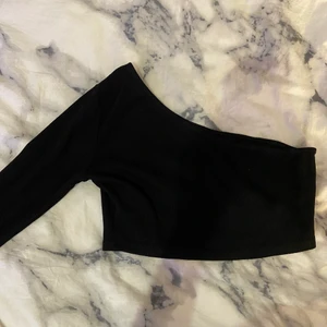 Enarmad topp - Superfin topp med en arm, köparen står för frakten 💕💕