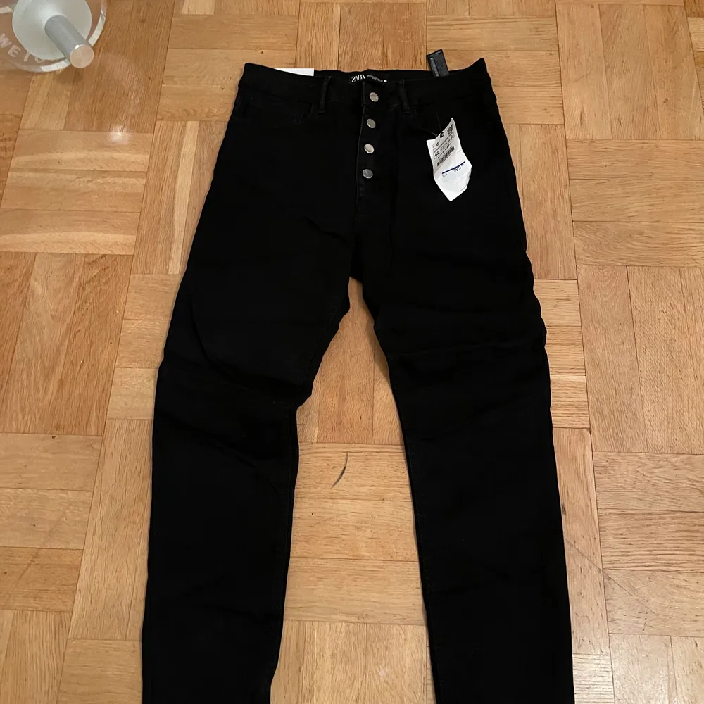 Oanvända svarta stretch jeans från zara utgångspris 399! Prislappen kvar! Små i storleken!. Jeans & Byxor.