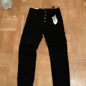 Svarta stretch jeans - Oanvända svarta stretch jeans från zara utgångspris 399! Prislappen kvar! Små i storleken!