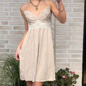 Klänning - Superfin klänning köpt second hand!! Står varken märke eller storlek men pga stretchigheten funkar den på S-L. Fraktar eller möts i Fridhemsplan 💝💝