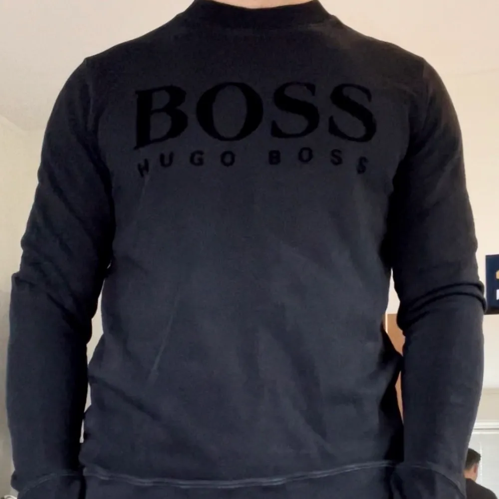Snygg Hugo Boss tröja med text i sammet.  Storlek M Köptes för 1500kr, använd typ 5 gånger.. Tröjor & Koftor.