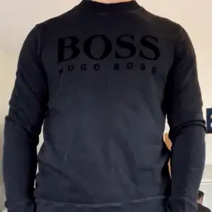Snygg Hugo Boss tröja med text i sammet.  Storlek M Köptes för 1500kr, använd typ 5 gånger.