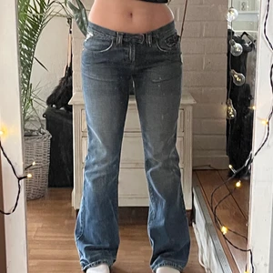 lågmidjade jeans - superfina trendiga lågmidjade byxor. nyköpta från secondhand. senaste bud: 400+ frakt 💕