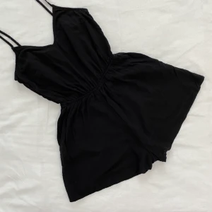 Romper Storlek 34 - Fin och tunn, perfekt för sommaren! Är i god skick, använt 1 gång. Storlek 34.