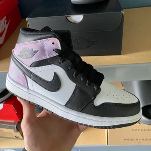 Air Jordan 1 Zen Master - Dessa Jordans är en helt ny release från Nike som jag köpte in förra veckan! Detta paret är storlek 40 Eu. Kontakta mig vid frågor 