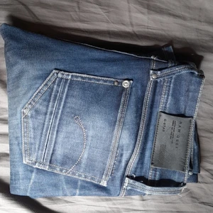 G-star jeans  w28 L32 - Modellen  heter: Raw GS01  Byxorna är använda ett få-tal gånger.  Tyvärr vet jag ej ifall att de är i "mans" eller "kvinno model. Byxorna siter ganska tajt på mannen som har använt dom. Finns en massa fina smådetaljer. #Gstar #Jeans 