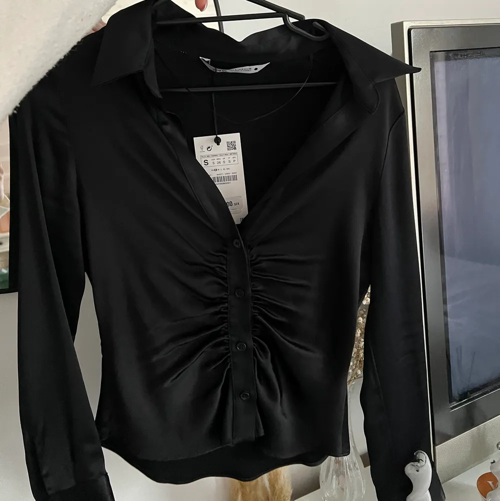 Så fin skjorta/topp från Zara i satinmaterial, helt ny med lappar. Köptes för 299kr💞💞 Frakt blir 45kr. Skjortor.