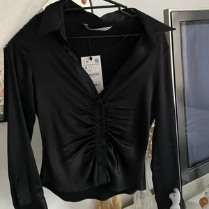 Skjorta  - Så fin skjorta/topp från Zara i satinmaterial, helt ny med lappar. Köptes för 299kr💞💞