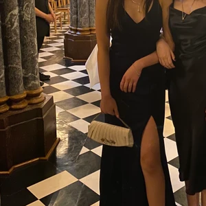 Balklänning - Finaste balklänningne i strl 6(M men även en lite mindre L för den e stretchig)  Klänningen är använt endast en gång på min bal i maj 2022, Skriv privat för mer info💕💕 ny pris: 3000kr