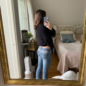 Replay jeans - As coola lågmidjade jeans från Replay med texten ”Replay brand” baktill och utsvängda nertill. Säljer då de börjar bli för små. Står storlek 27/32 men skulle säga att dem är mer som 26/32. Är fler intresserade startar jag budgivning 💓