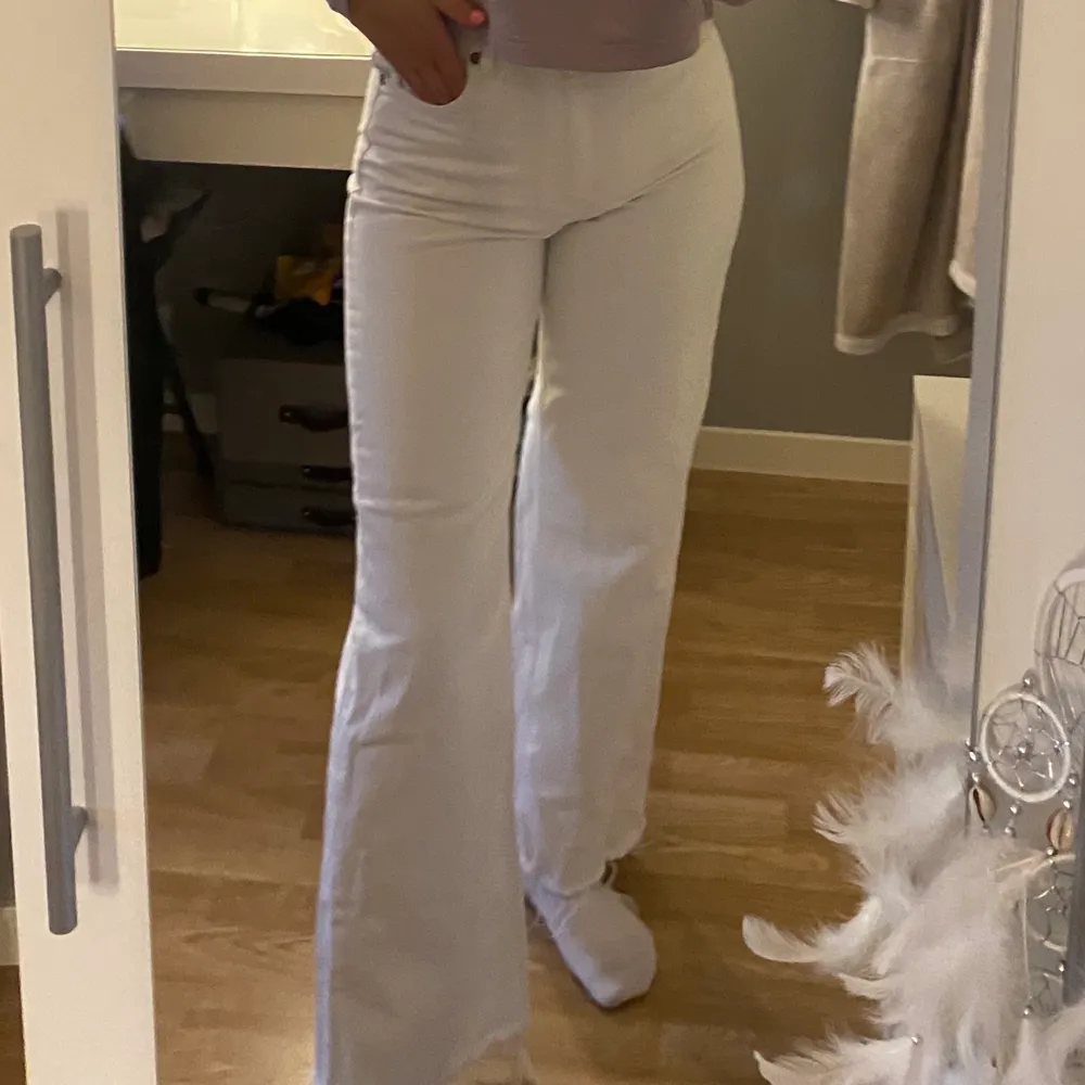 Jätte fina vita jeans som tyvärr är för små för mig. Från zara. 250+66kr i frakt❤️. Jeans & Byxor.