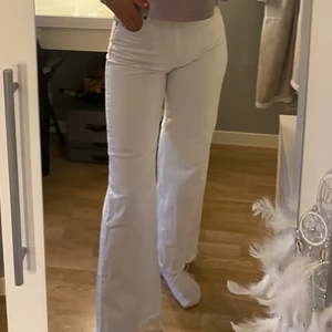 Jeans - Jätte fina vita jeans som tyvärr är för små för mig. Från zara. 250+66kr i frakt❤️
