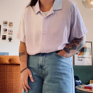 Weekday skjorta i stl.XL - Älskar verkligen den här skjortan, men har alldeles för många hemma i garderoben just nu. Oversize weekday skjorta i stl.XL. Superskönt material och enbart använd ett par gånger. Rosa och blå, ser nästan ut som en himlen en fin sommarkväll! 