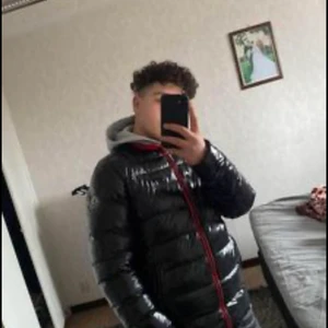 Moncler jacka storlek L men Passar M - Nu säljer jag min Moncler jacka som jag haft i 3 månader jag Tycker att den börja bli tajt men jackan är Allmänt Jävligt skön