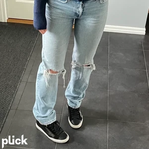 Zara mide rise jeans  - Säljer mina jeans ifrån zara. De är tyvärr för stora för mig därmed en lånad bild. Andvänd fåtal gånger❤️