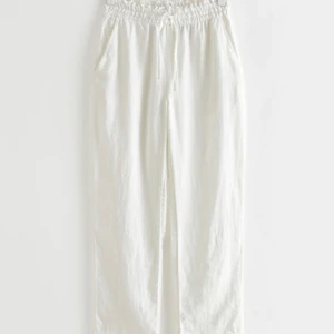 Linnebyxor  - Säljer mina vita fina linnebyxor från other stories, använda fåtal gånger och är helt slutsålda på hemsidan. Passar mig som är 160 cm🌟