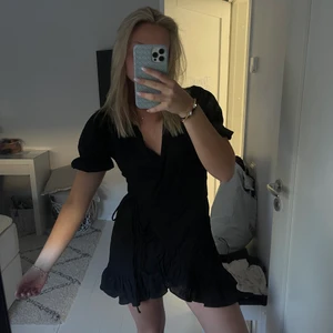 Svart klänning - Svart fin klänning med lite puff ärmar! Passar till allt möjligt! Storlek S och aldrig använd💞🖤
