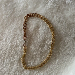 Halsband  - Ett halsband med lite rost.