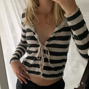 Randig kofta - Jättesöt randig kofta med fina vita detaljer som man kan knyta! Aldrig använd men är köpt secondhand❤️