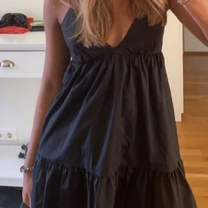 Svart klänning. - Svart klänning. Har bara använt 1 eller 2 gånger, Den enda bilden jag hade! 