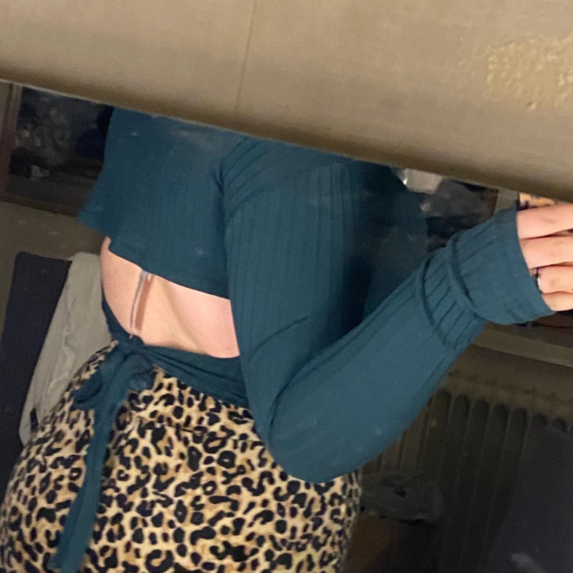 Grön tröja med hål i ryggen - 90