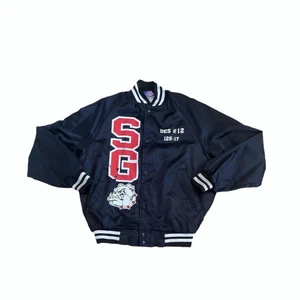 ASW college jacka Vintage 90’s 🖤❤️ - En unik 90’s college jacka från USA 🇺🇸   Pris: •249kr  Stl: M  Bredd 60cm Längd 67cm  Kontakta mig gör mer info!