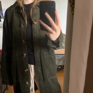 Mörkgrön jacka - Mörkgrön Jacqueline de Yong jacka i manchestertyg från Nelly, strl xs. Aldrig använd, nypris: 499kr🤍 skriv för fler bilder!