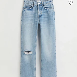 Raka jeans med slitning  - Säljer jeansen på första bilden, andra visar passform. De är tyvärr för stora för mig så därav inga egna bilder, kan dock skicka om det önskas. Storlek 34 men stora i storleken.