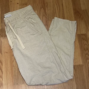 linnebyxor  - hej! jag säljer dessa snygga linnebyxor som är i strl M och som är ifrån Zara de är bara använda en gång! (herr) + 98kr frakt 