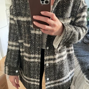 Kappa/Jacka - Den klassiska kappan kommer från märket Missguided! Den har väldigt snygga färgkombinationer och är perfekt i storleken. Lite oversized vilket jag tycker är snyggt. Knappt använd. 