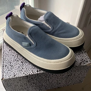Eytys sneakers storlek 39 - Nytt skick,( använda en gång) Ljus blåa med hög sula.