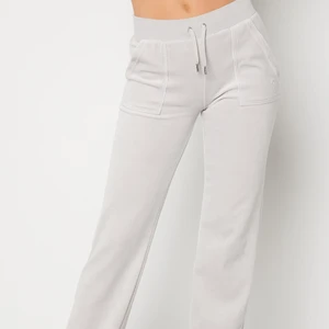 Juicy couture byxor - !!LÄGGER UT IGEN PGA OSERIÖSA KÖPARE!! Färgen är quiet grey, storlek xxs men passar mig som vanligtvis har xs💓 kom privat för fler bilder! Enda defekten är att två knappar på insidan av fickorna har åkt av, dock inget man ser💓 900 inklusive frakten!!